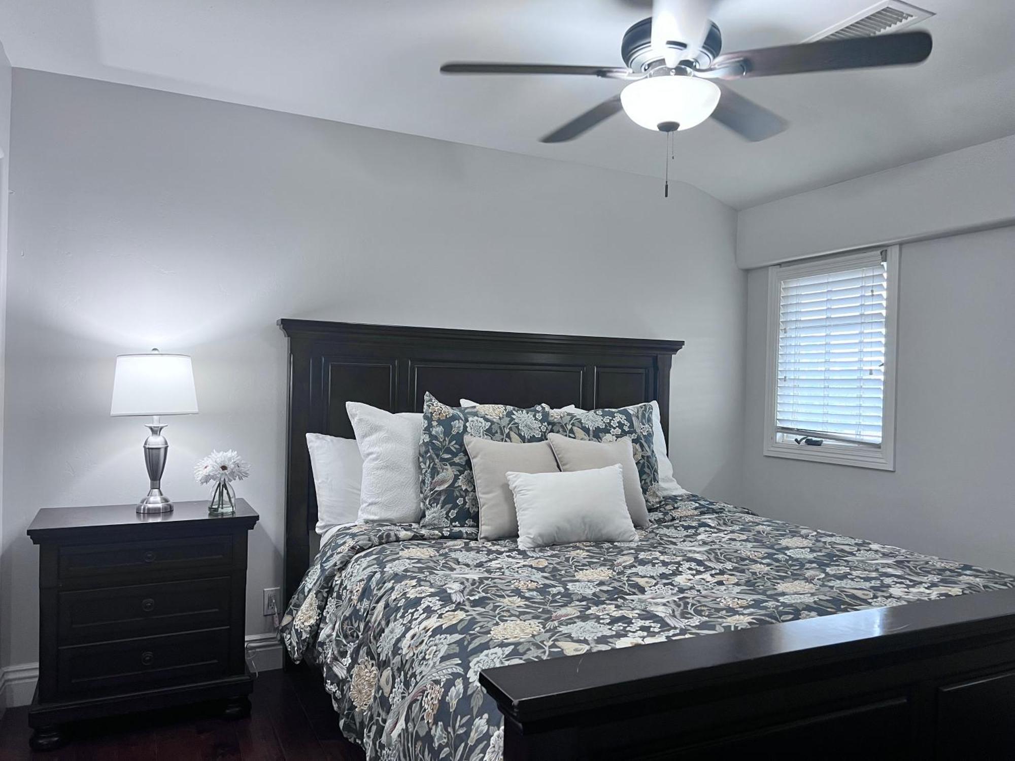 Fantastic 5 Bedroom 4 Bath With New Pool & Jacuzzi * Anaheim