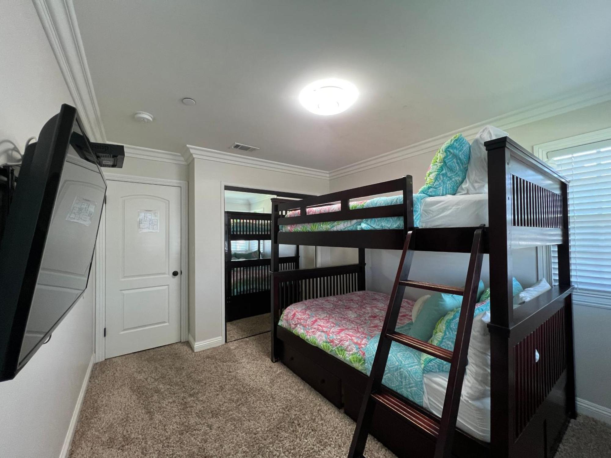 Awesome 4 Bedroom, 3 1/2 Bath 1/2 Mile Walk To *