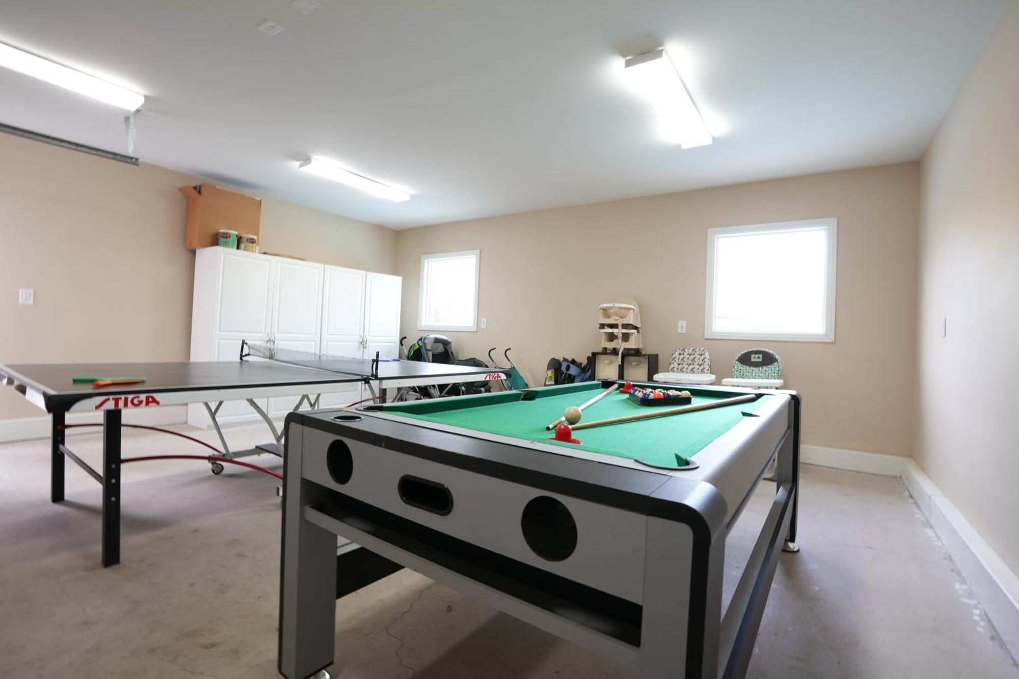 Sweet 5 Bedroom, 4 Bath Pool 1/2 Mile Walk To *