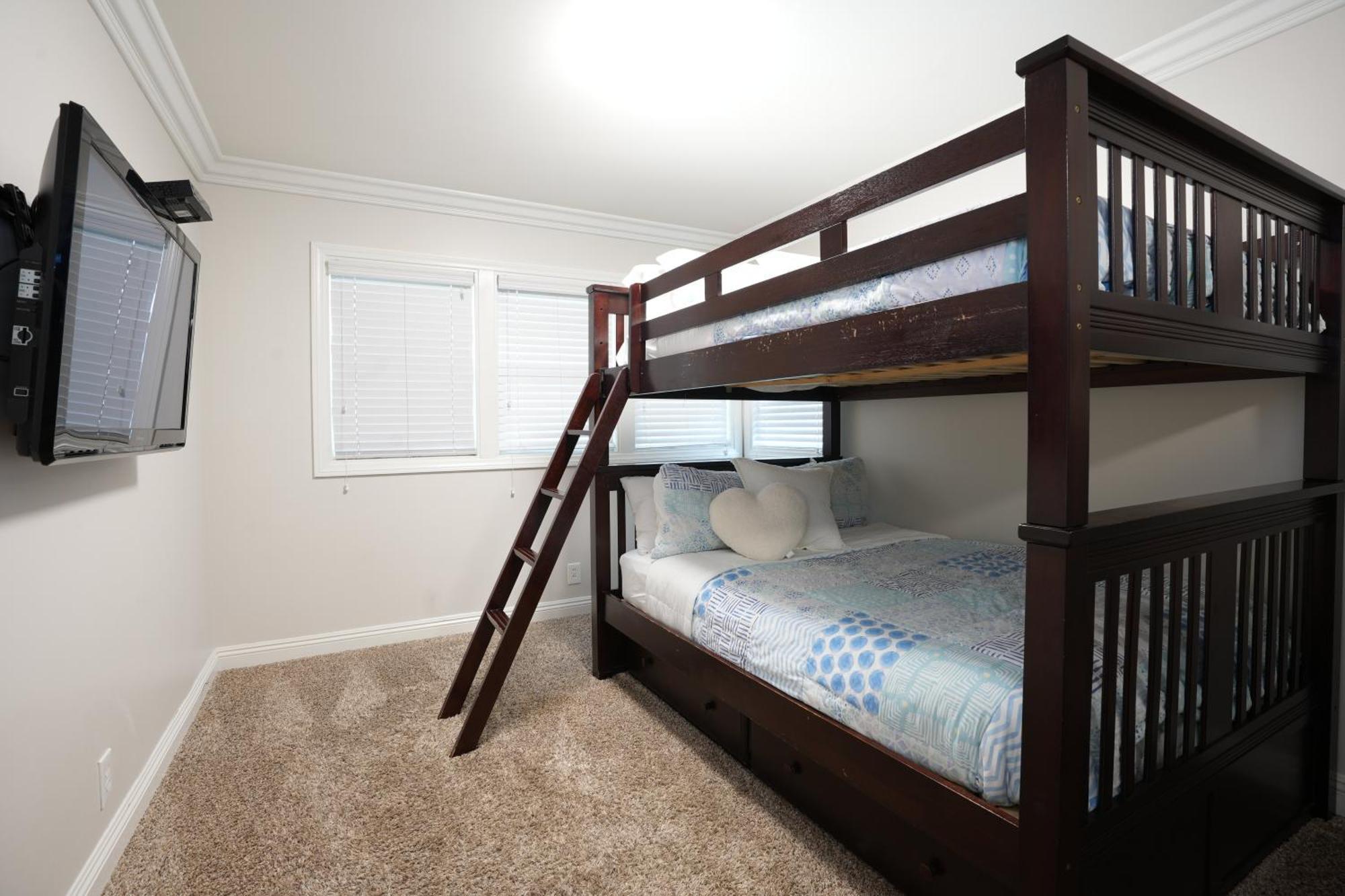 Sweet 5 Bedroom, 4 Bath Pool 1/2 Mile Walk To Casa de férias Anaheim