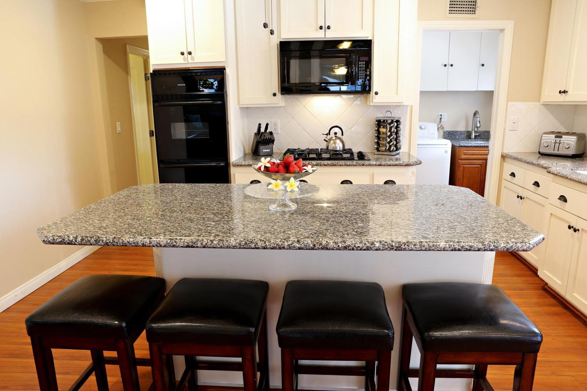 California, Beautiful Pool Home, Short Walk To