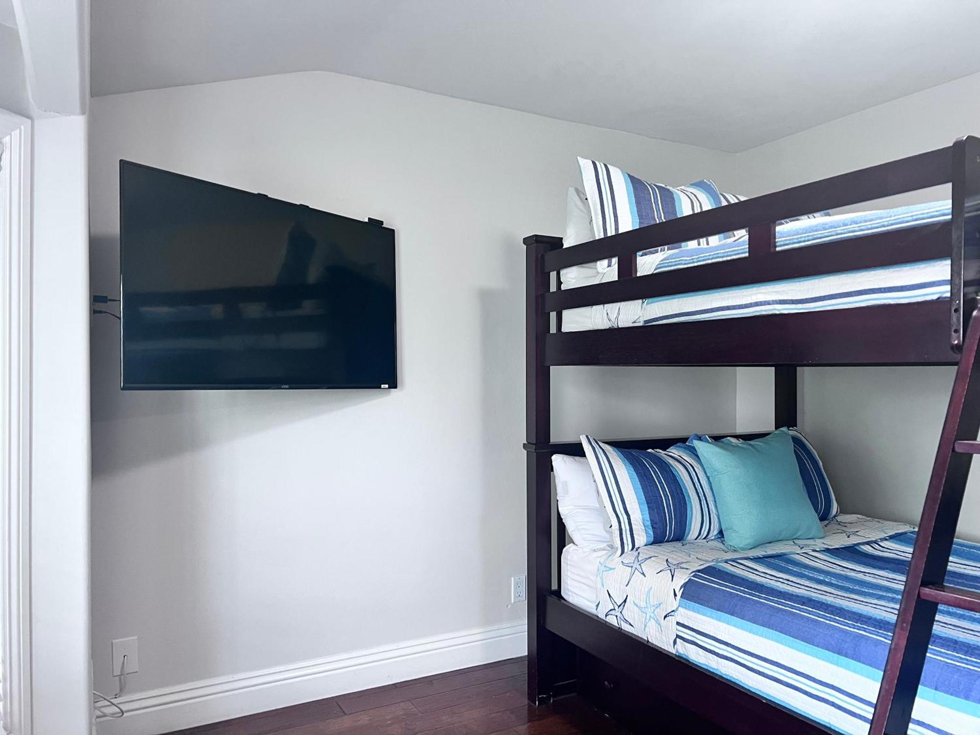 Fantastic 5 Bedroom 4 Bath With New Pool & Jacuzzi Holiday home Anaheim