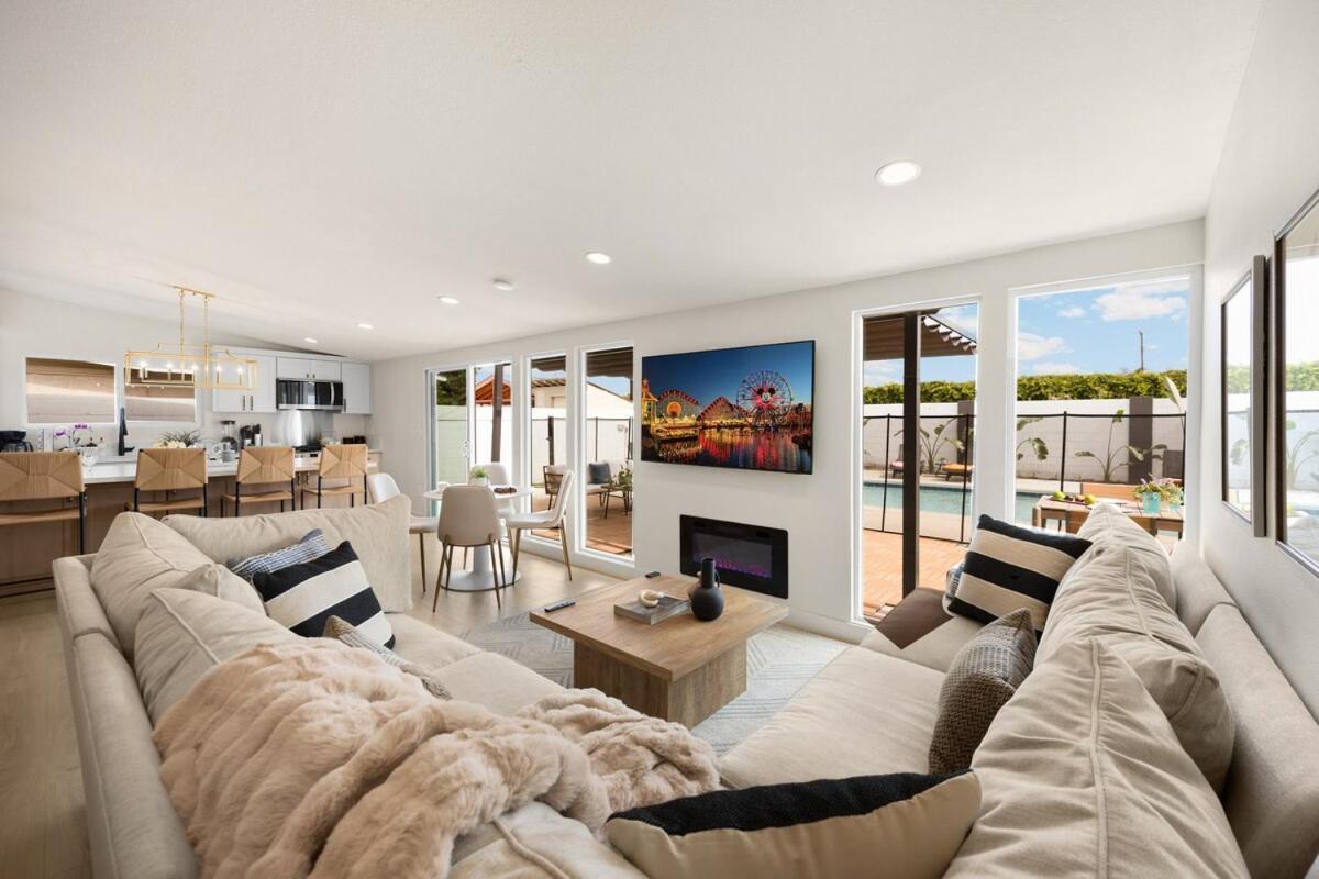 Stylish 5 Bedroom With Pool Near - Luxury Family Retreat Anaheim