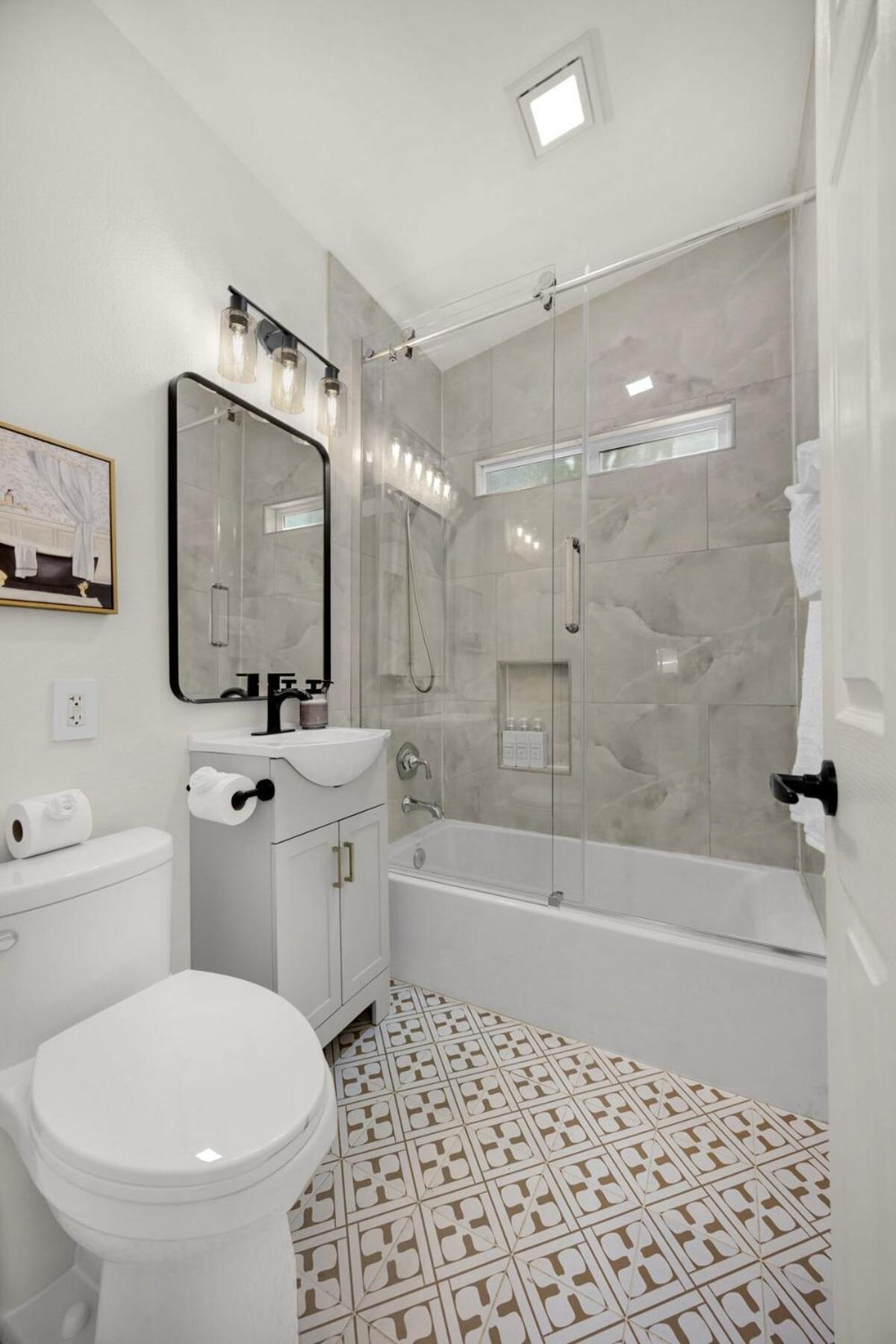 Stylish 5 Bedroom With Pool Near - Luxury Family Retreat Anaheim