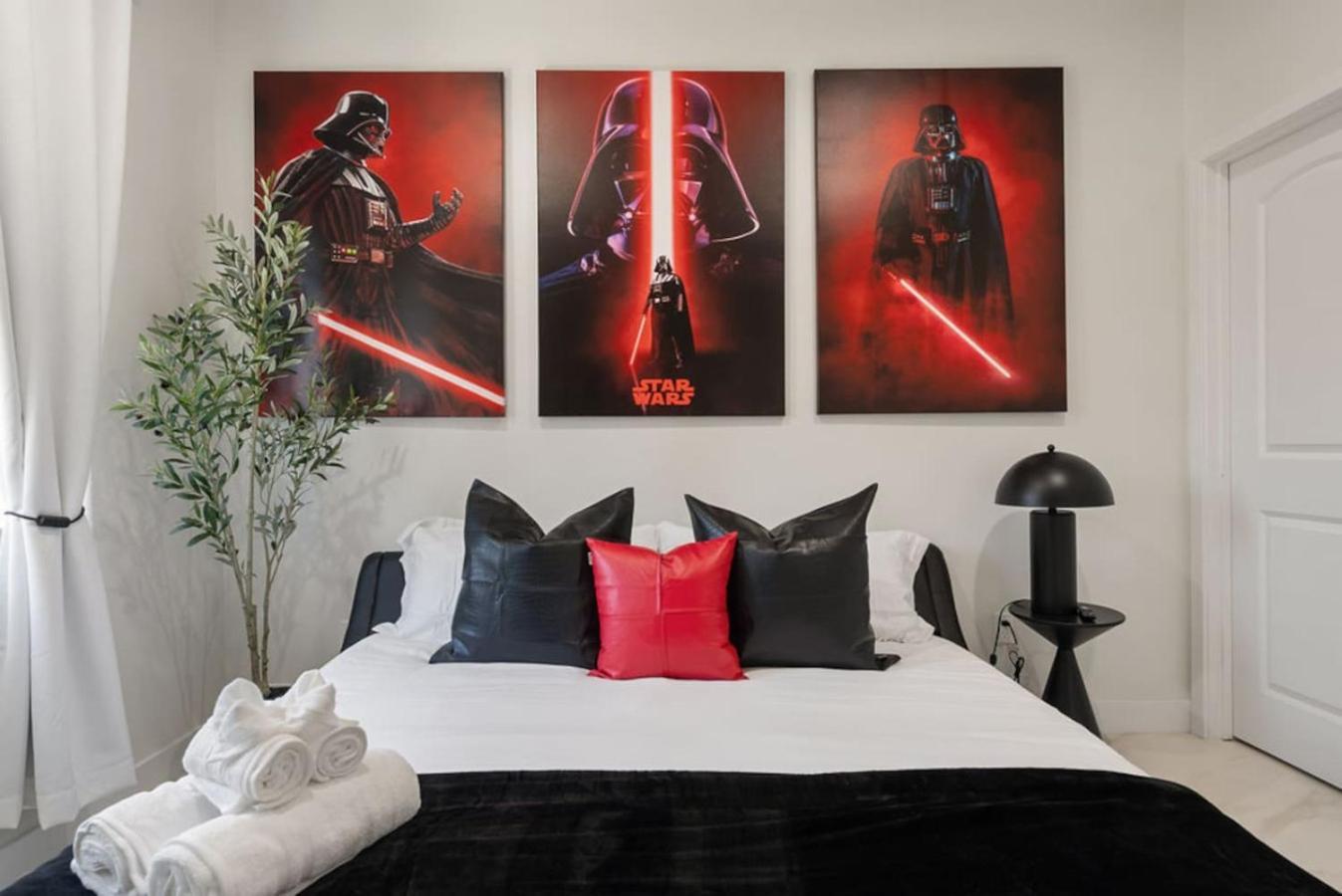 Darth Vaders Lair - 10 Mins To - Sleeps 6 Holiday home Anaheim