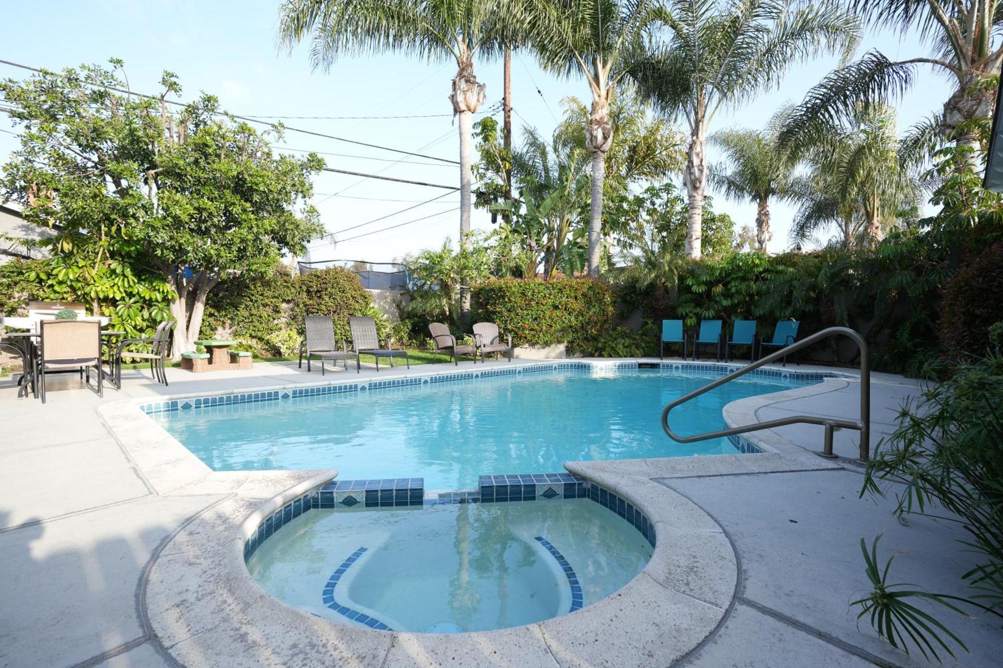 Sweet 5 Bedroom, 4 Bath Pool 1/2 Mile Walk To Casa de férias