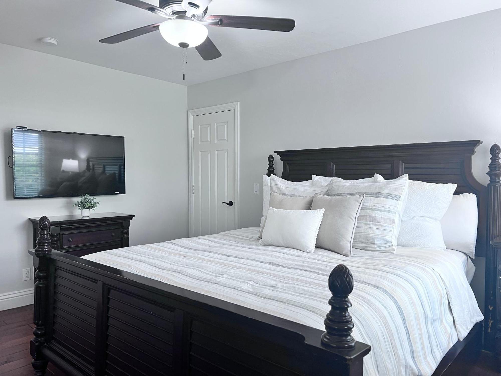 Holiday home Fantastic 5 Bedroom 4 Bath With New Pool & Jacuzzi *