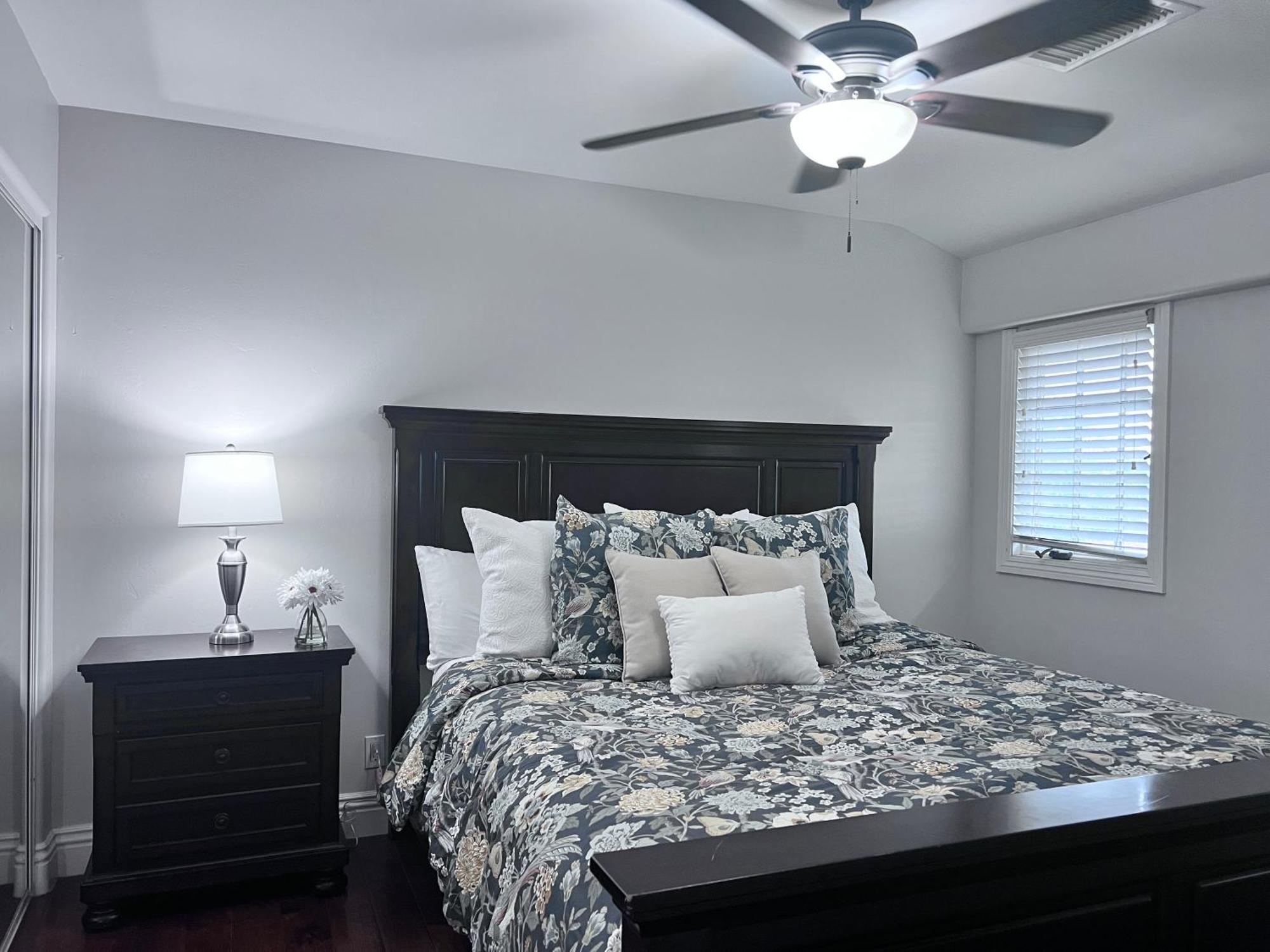 Holiday home Fantastic 5 Bedroom 4 Bath With New Pool & Jacuzzi Anaheim