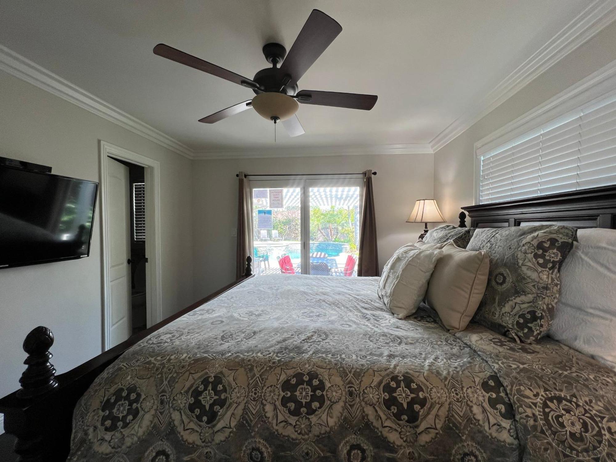 Holiday home Awesome 4 Bedroom, 3 1/2 Bath 1/2 Mile Walk To *