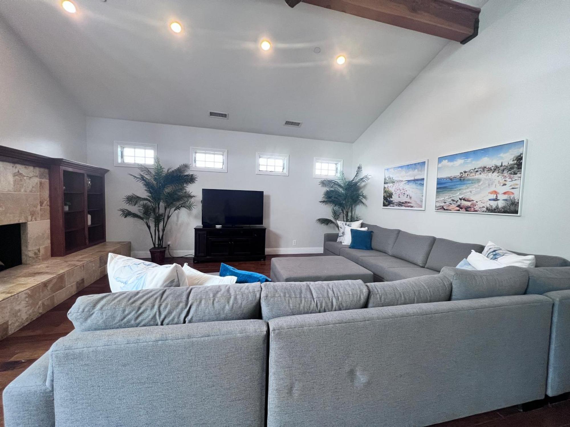 Fantastic 5 Bedroom 4 Bath With New Pool & Jacuzzi *