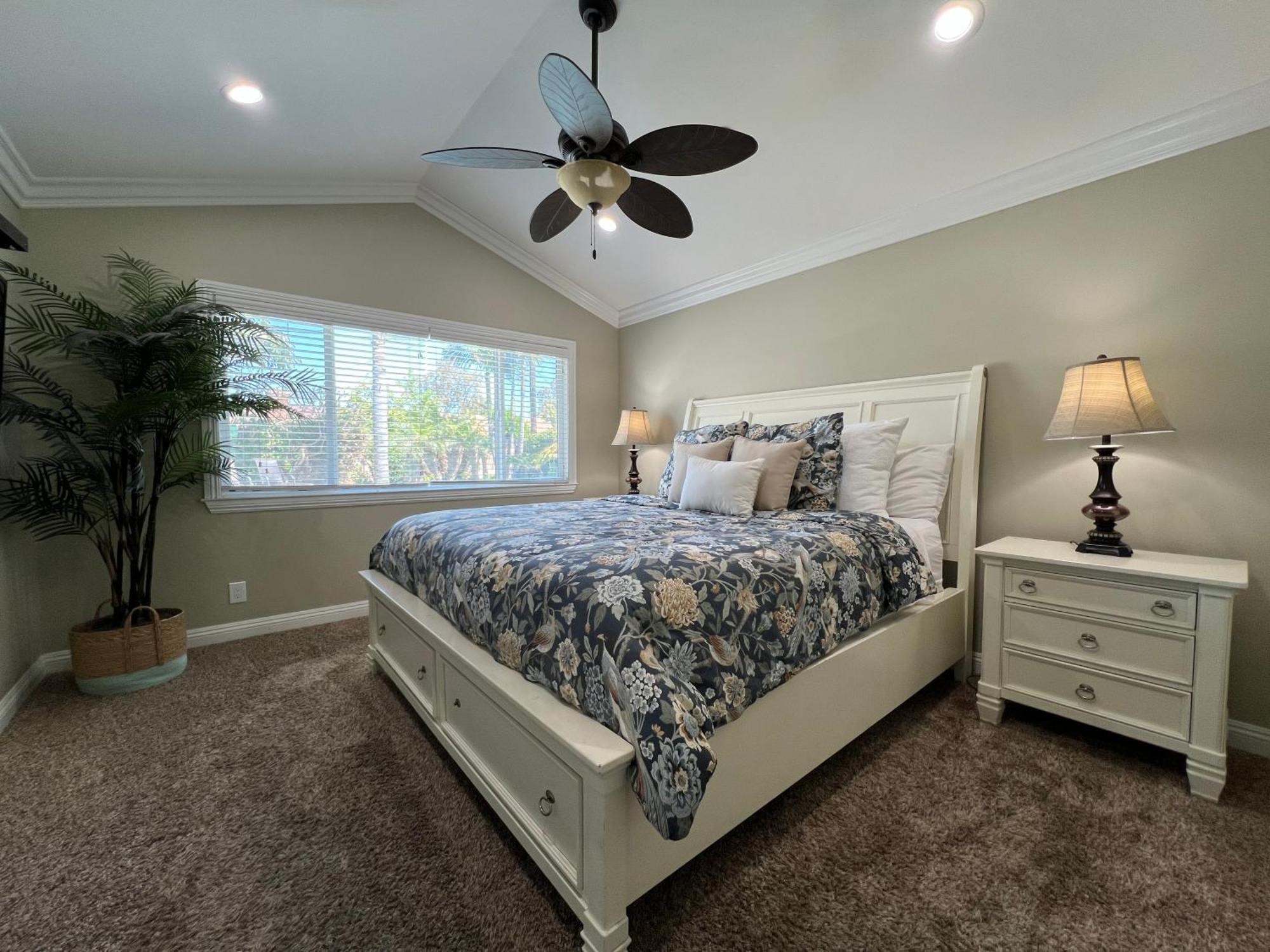 Awesome 4 Bedroom, 3 1/2 Bath 1/2 Mile Walk To Anaheim