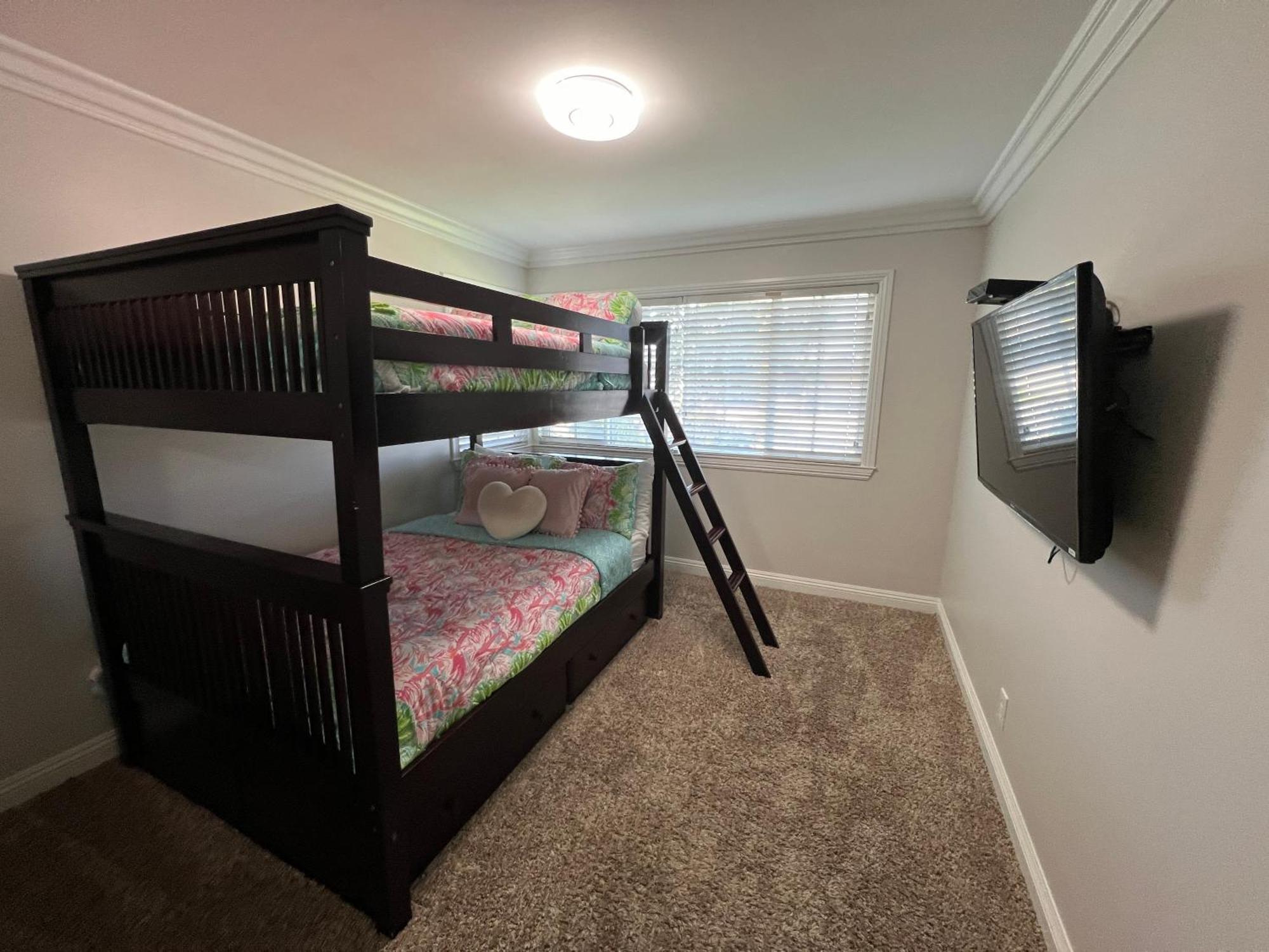 Awesome 4 Bedroom, 3 1/2 Bath 1/2 Mile Walk To *