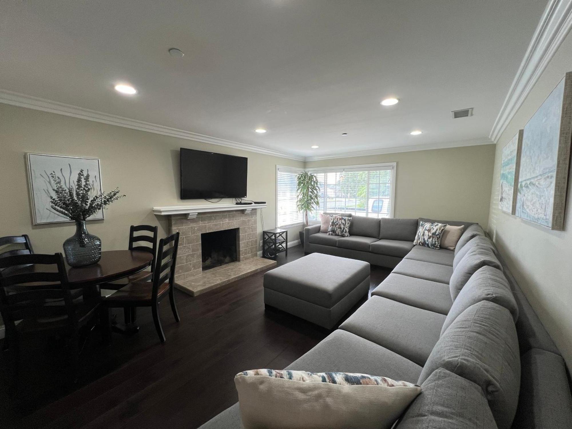 Awesome 4 Bedroom, 3 1/2 Bath 1/2 Mile Walk To