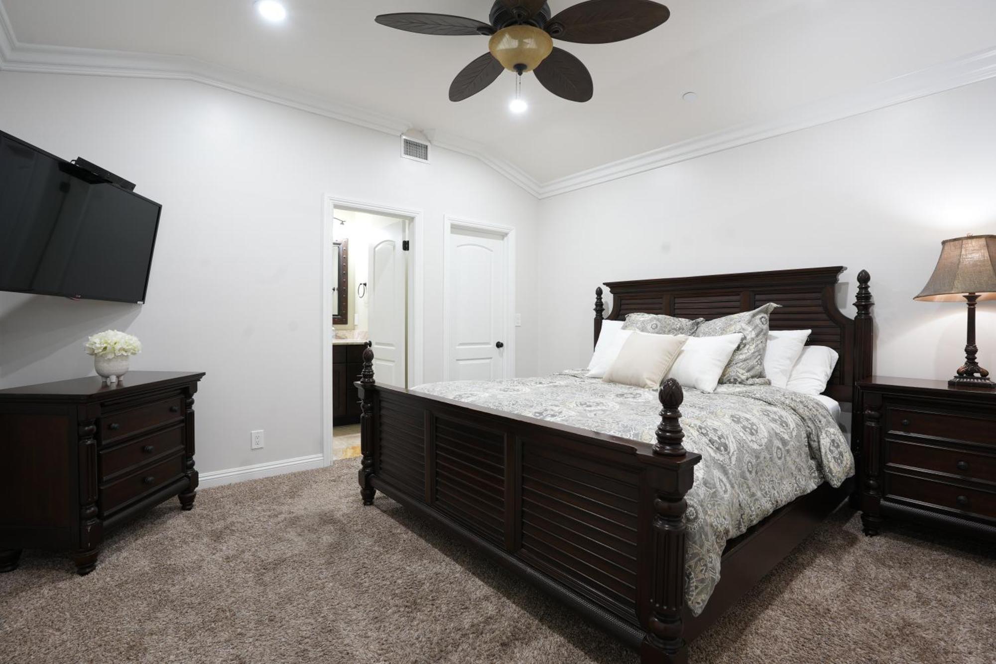 Sweet 5 Bedroom, 4 Bath Pool 1/2 Mile Walk To Casa de férias Anaheim
