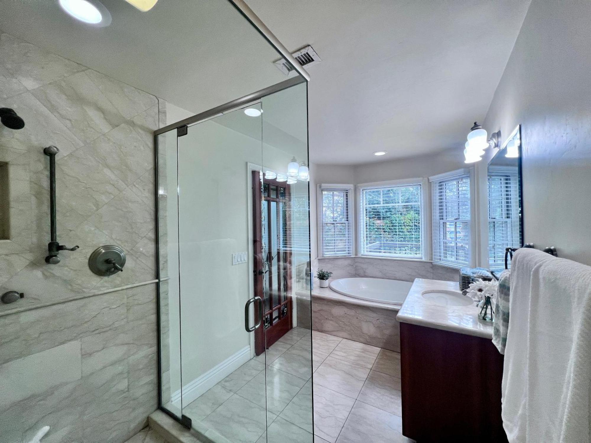 Fantastic 5 Bedroom 4 Bath With New Pool & Jacuzzi