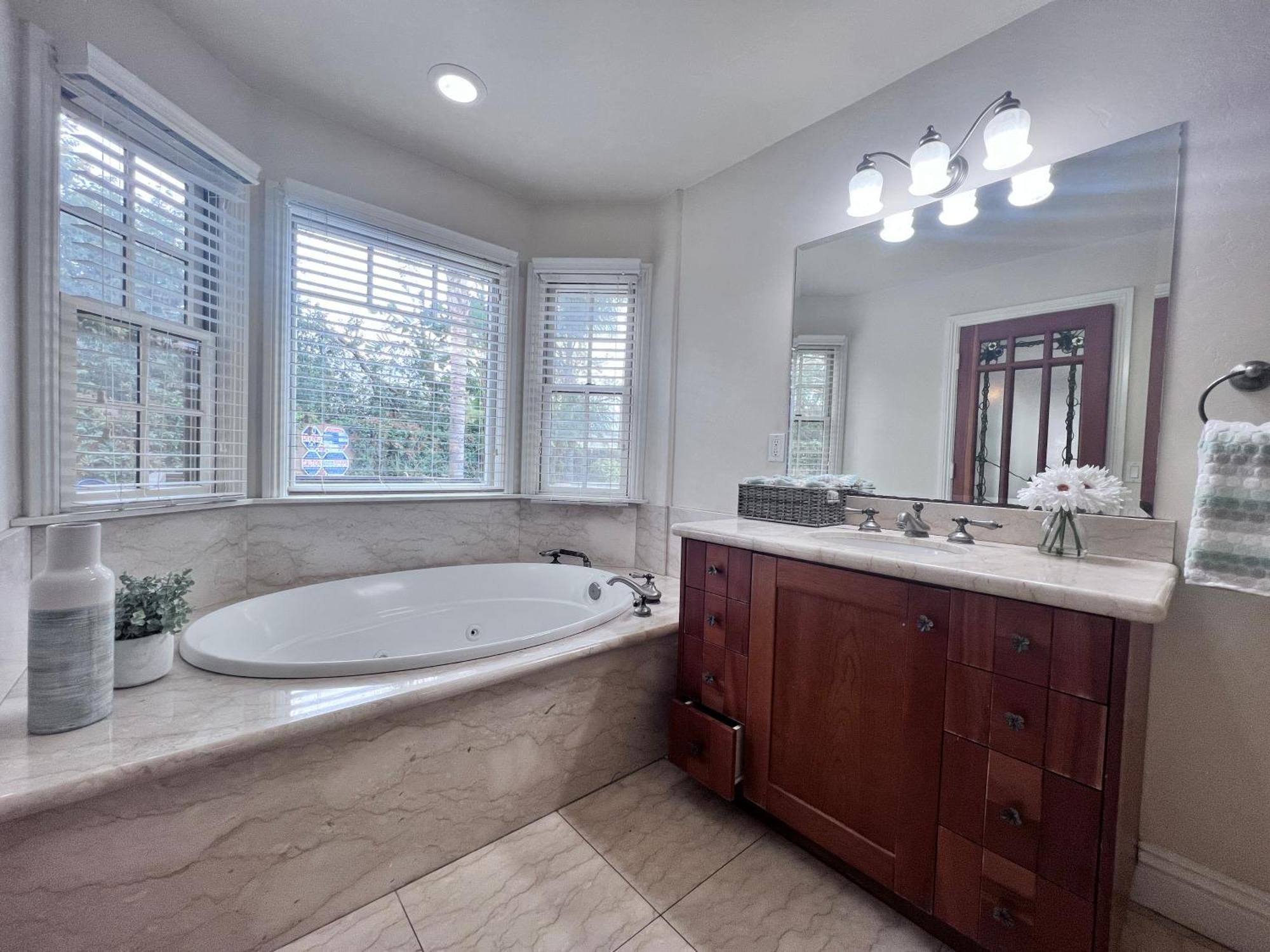 Fantastic 5 Bedroom 4 Bath With New Pool & Jacuzzi * Anaheim