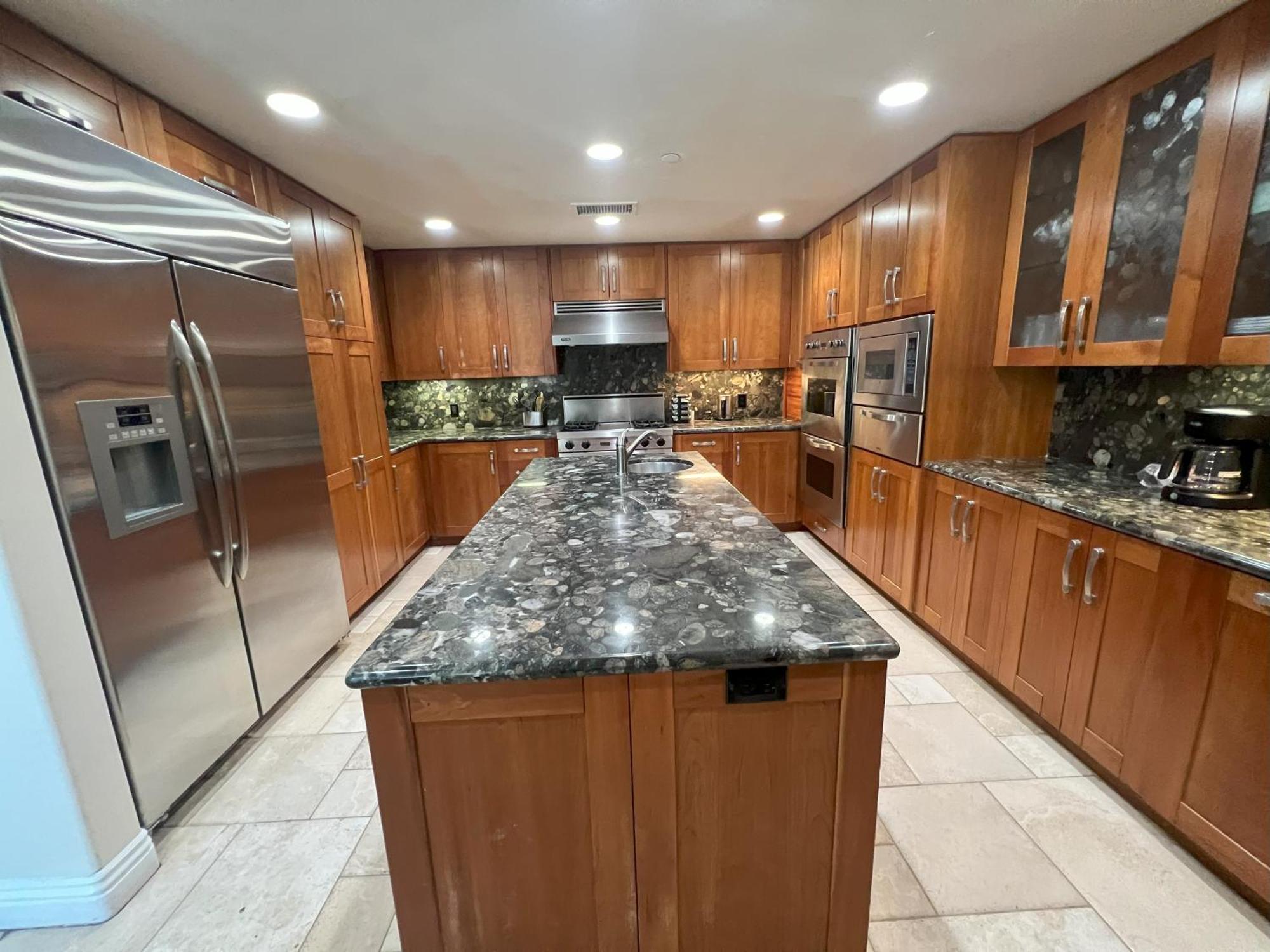 Fantastic 5 Bedroom 4 Bath With New Pool & Jacuzzi *