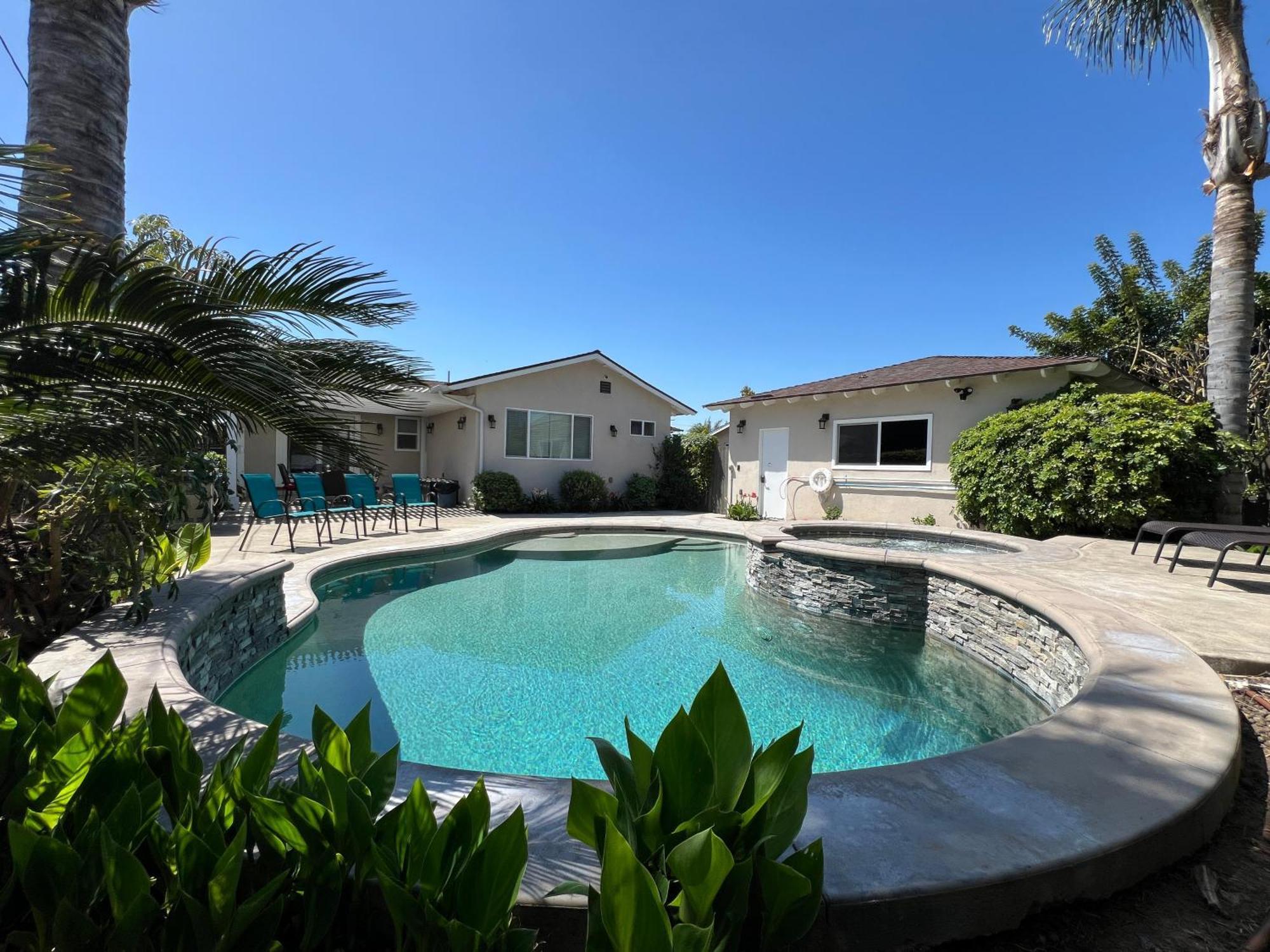 Awesome 4 Bedroom, 3 1/2 Bath 1/2 Mile Walk To Holiday home *