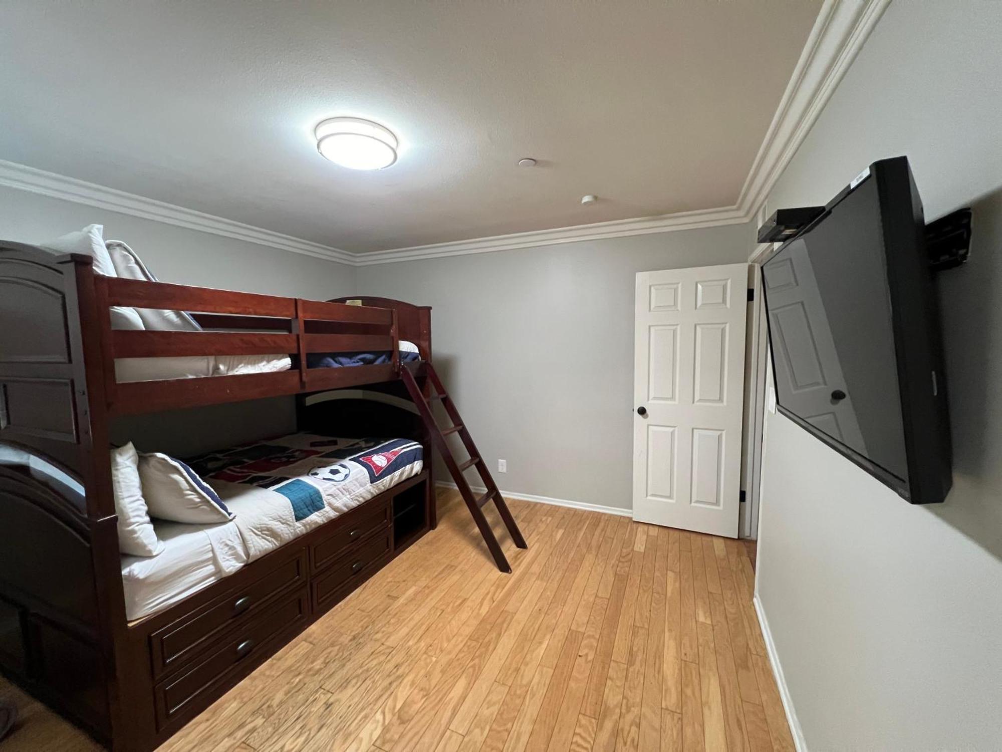 Large Family Pool 25 Miles To W/3 King Beds!!!