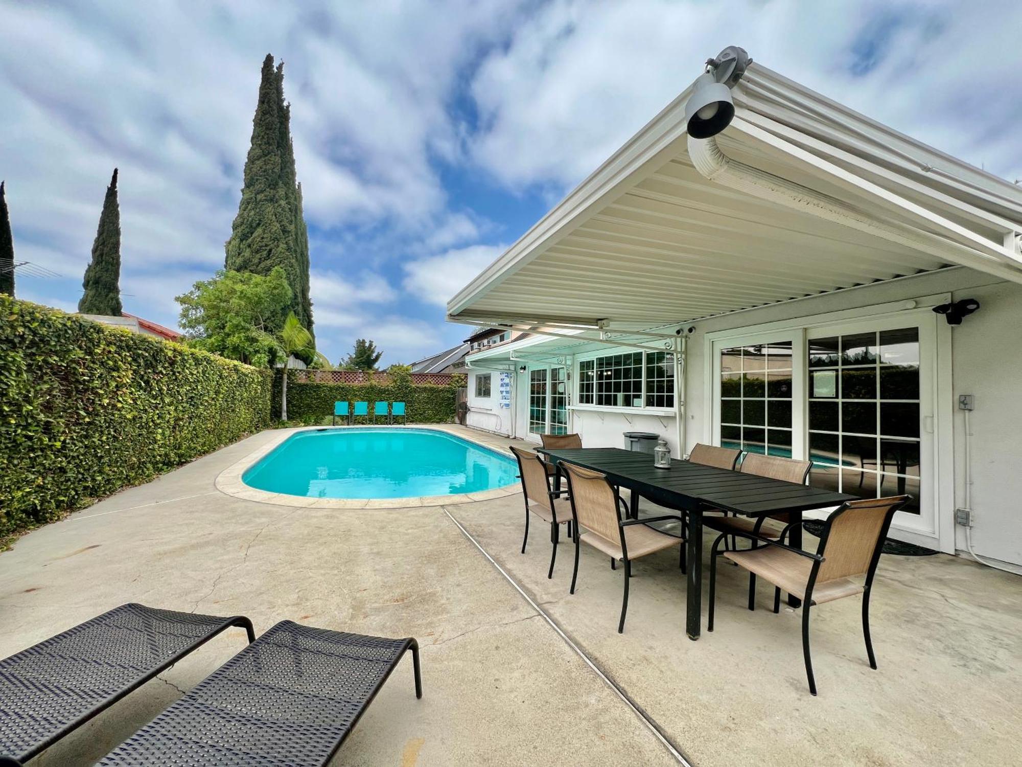 Large Family Pool 25 Miles To W/3 King Beds!!!