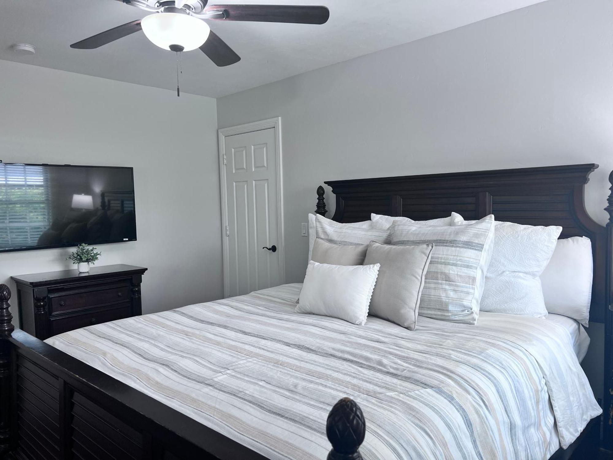 Fantastic 5 Bedroom 4 Bath With New Pool & Jacuzzi Anaheim