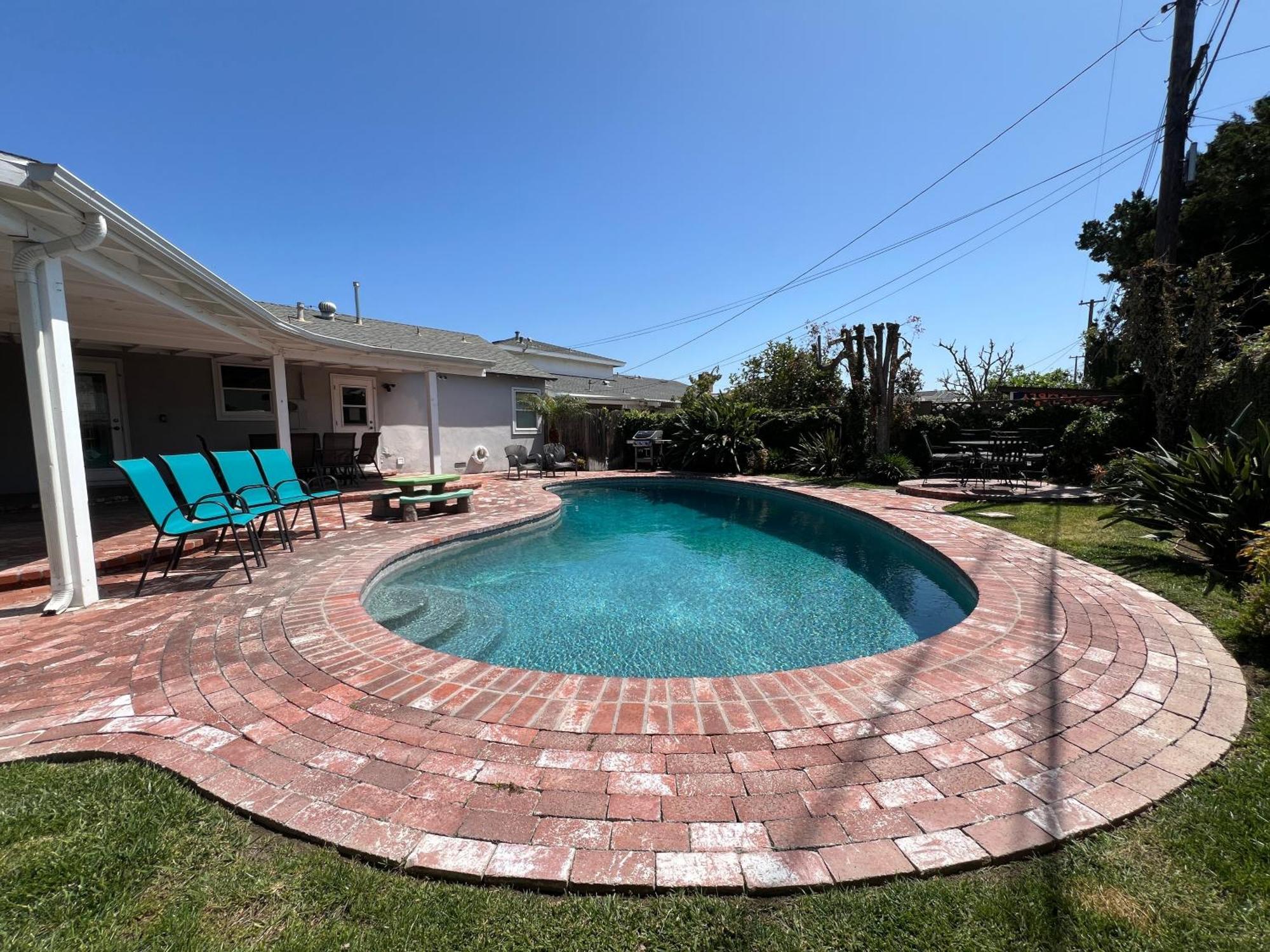 California, Beautiful Pool Home, Short Walk To