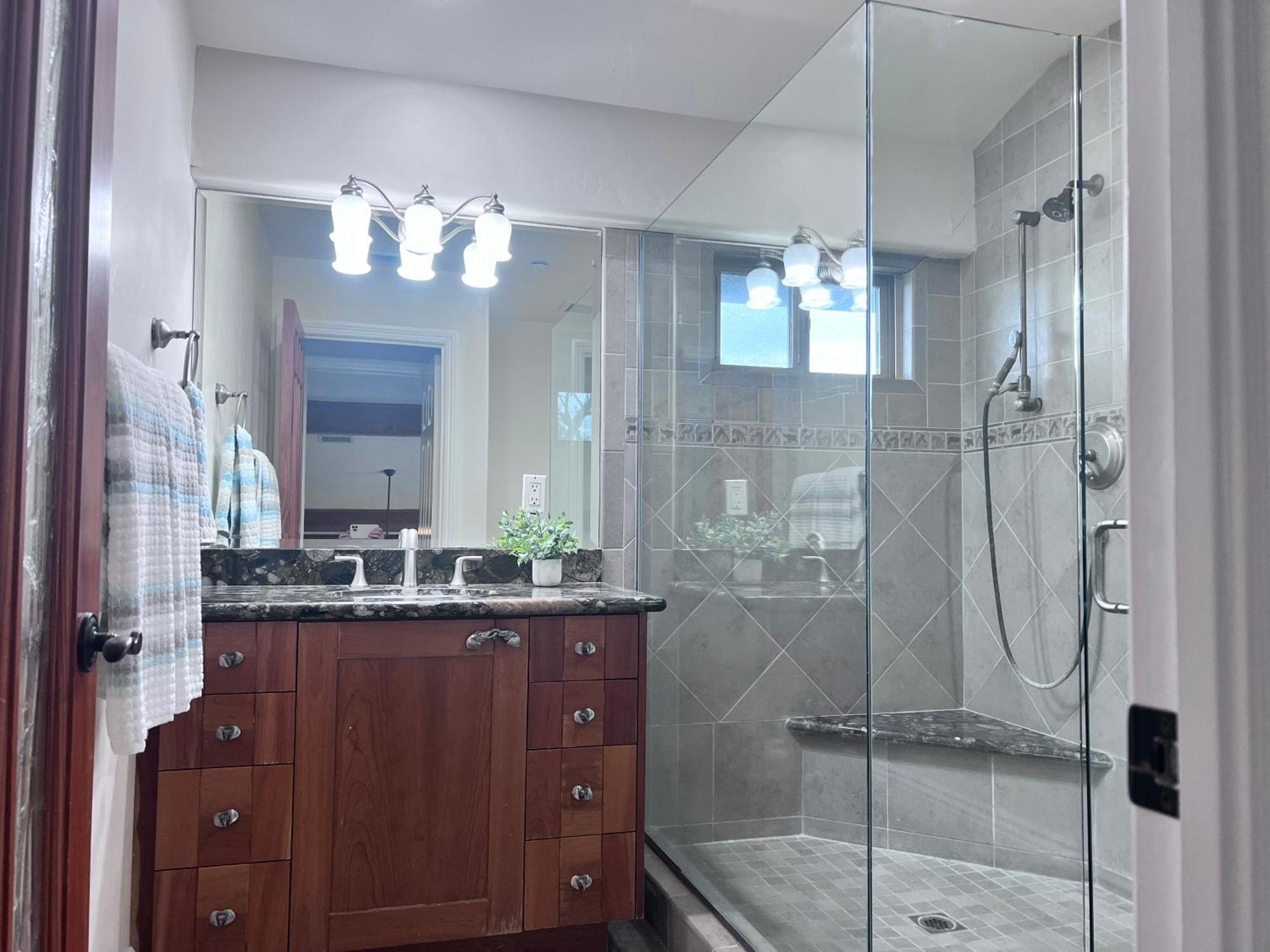 Fantastic 5 Bedroom 4 Bath With New Pool & Jacuzzi *
