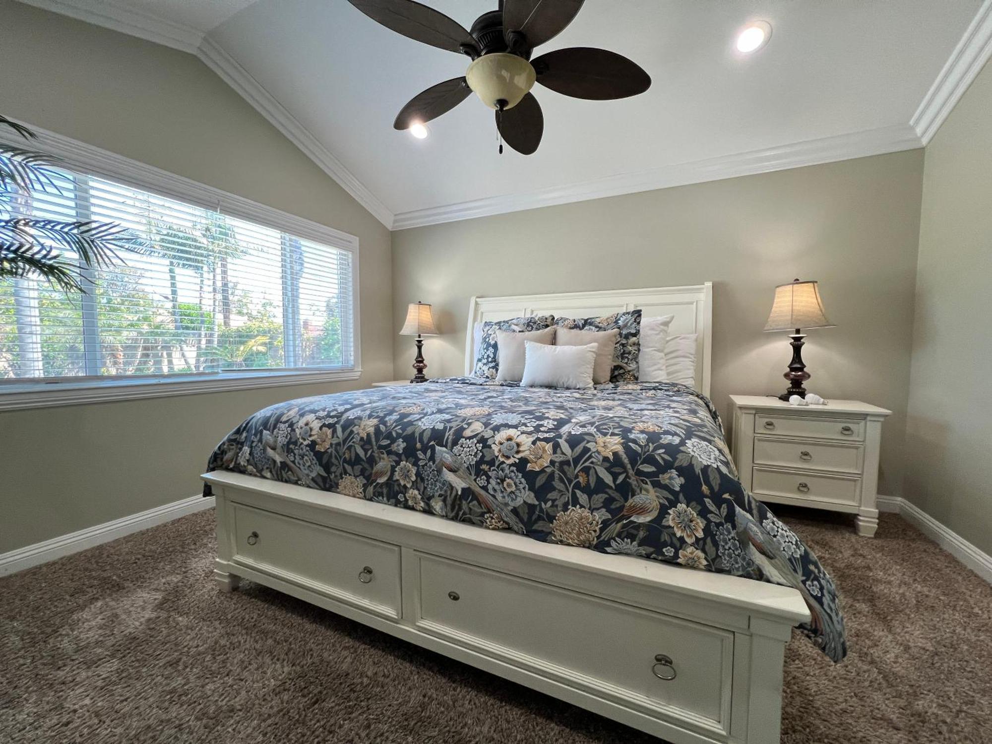 Awesome 4 Bedroom, 3 1/2 Bath 1/2 Mile Walk To * Anaheim