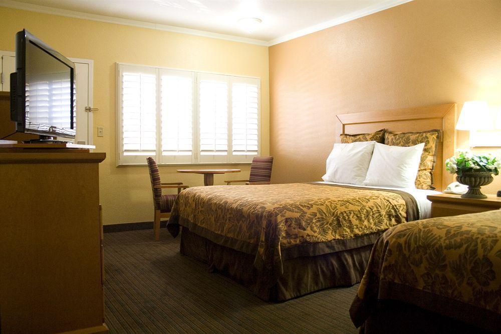 Motel Islander And Near Park And Convention Center 2*