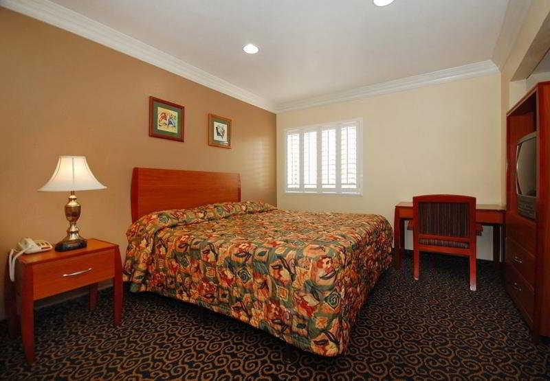 Hotel 6-anaheim, Ca - Convention Center