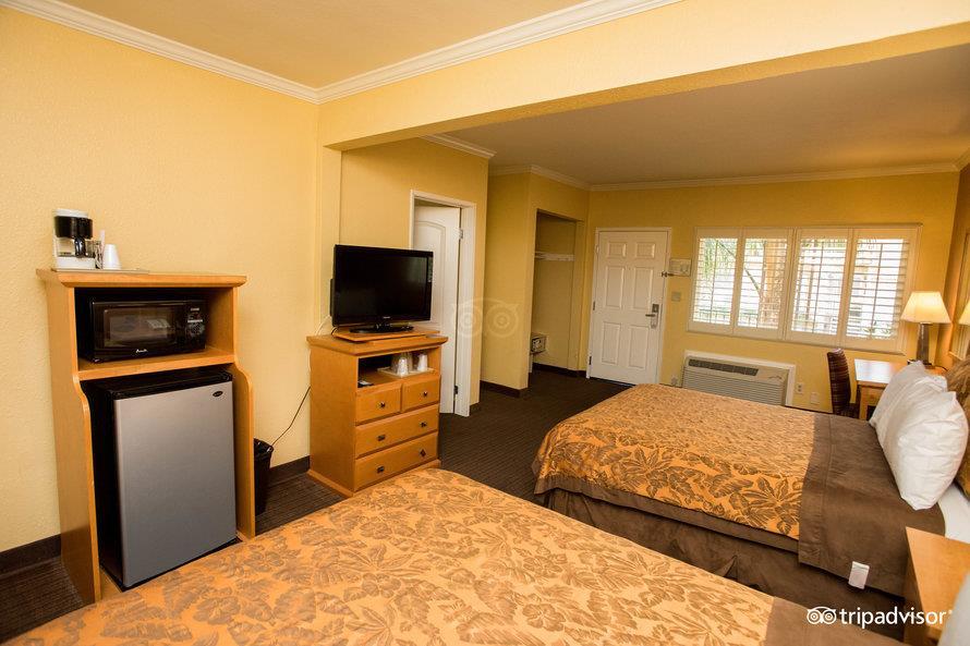 Islander And Near Park And Convention Center Anaheim
