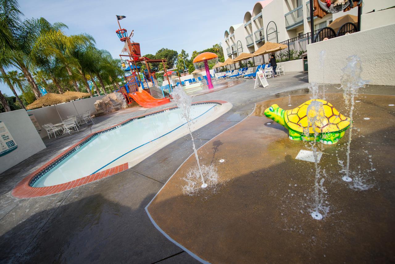 Howard Johnson By Wyndham & Water Playground Anaheim