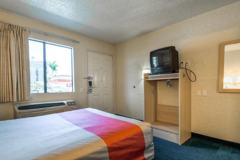 Hotel 6-anaheim, Ca - Buena Park 2*