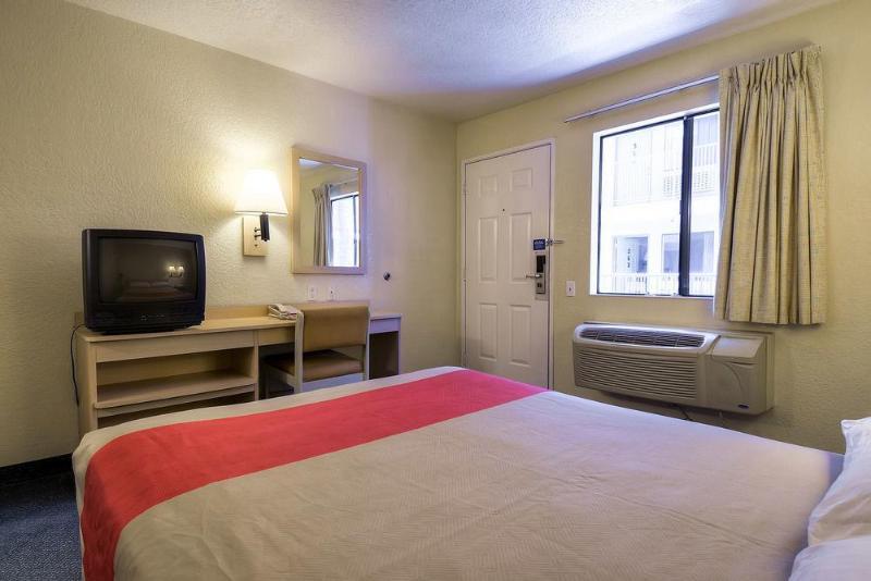 Hotel 6-anaheim, Ca - Buena Park 2*