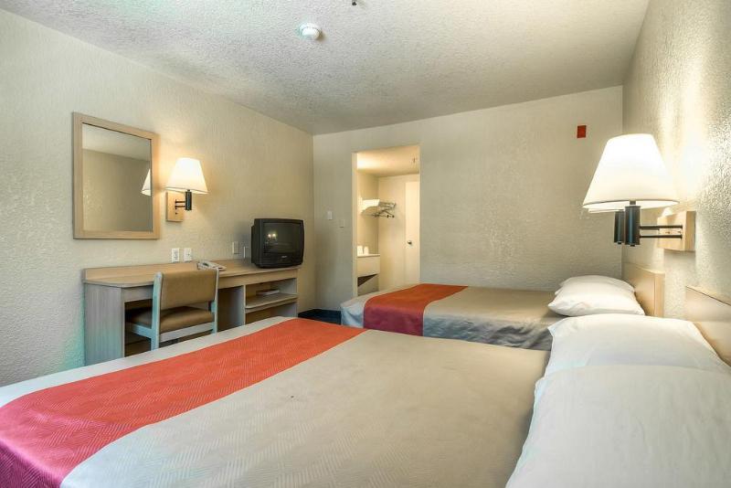Hotel 6-anaheim, Ca - Buena Park 2*