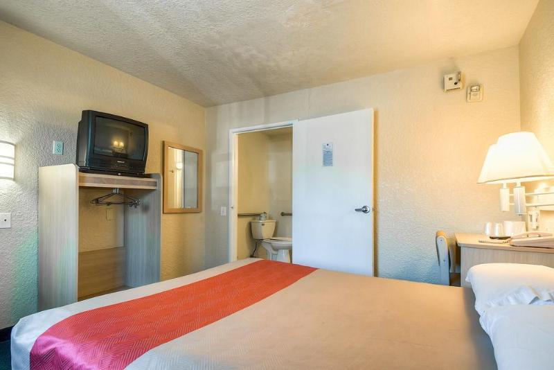 Hotel 6-anaheim, Ca - Buena Park 2*