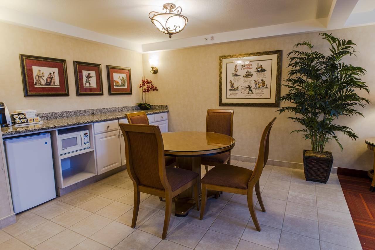 Howard Johnson By Wyndham & Water Playground Hotel Anaheim