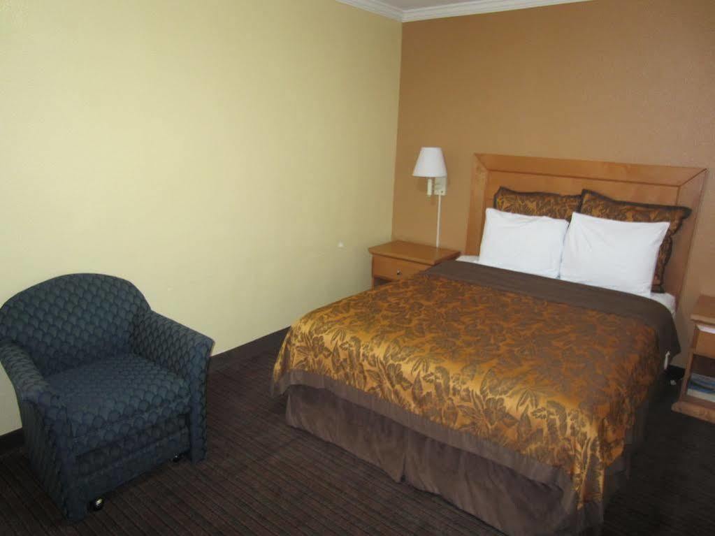 Islander And Near Park And Convention Center Anaheim