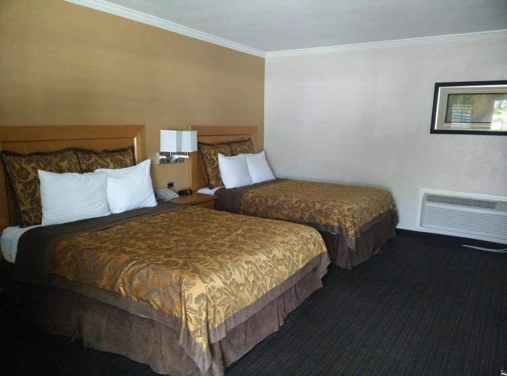Motel Islander And Near Park And Convention Center 2*