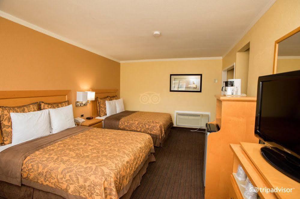 Motel Islander And Near Park And Convention Center