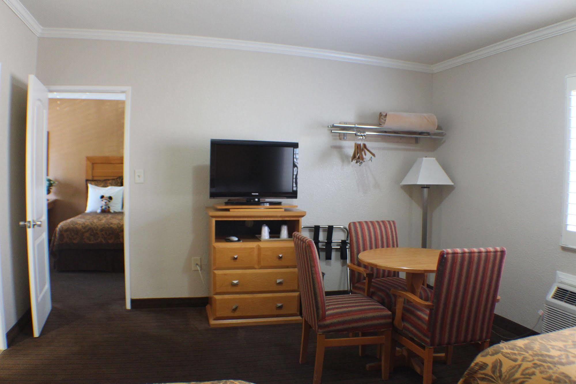 Motel Islander And Near Park And Convention Center 2*
