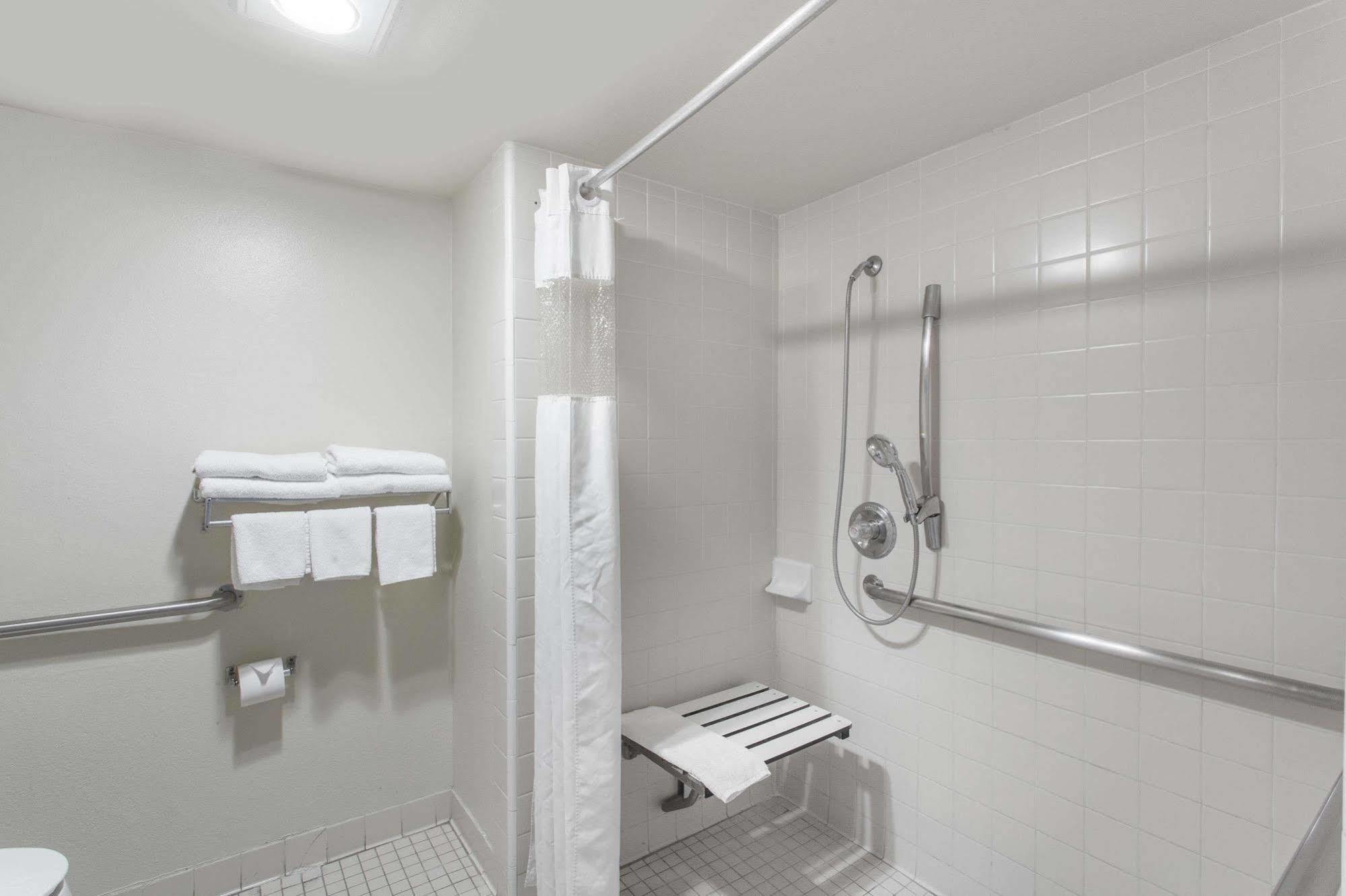 Days By Wyndham Near The Park 2*
