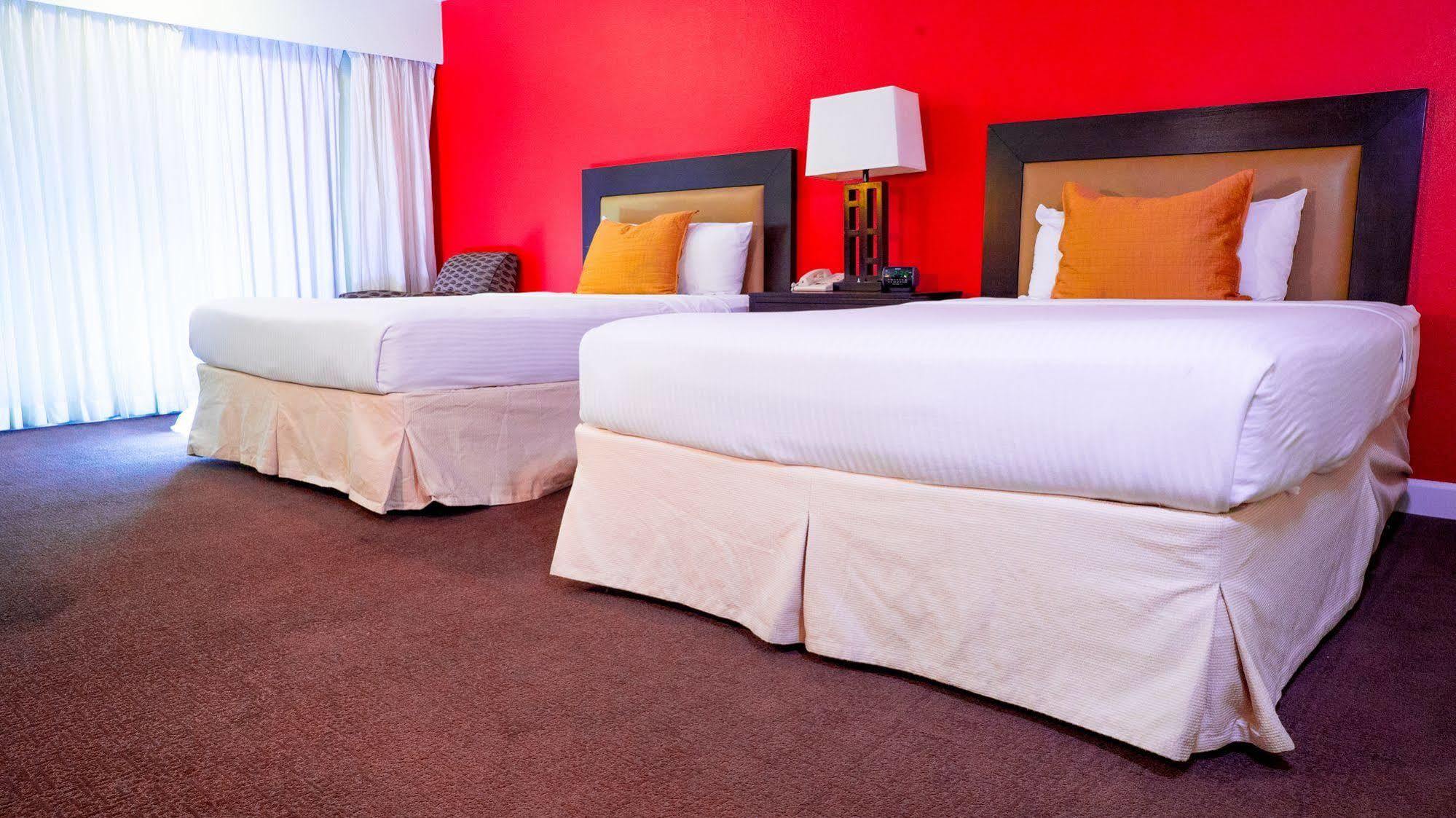 6 - Hills, Ca Hotel