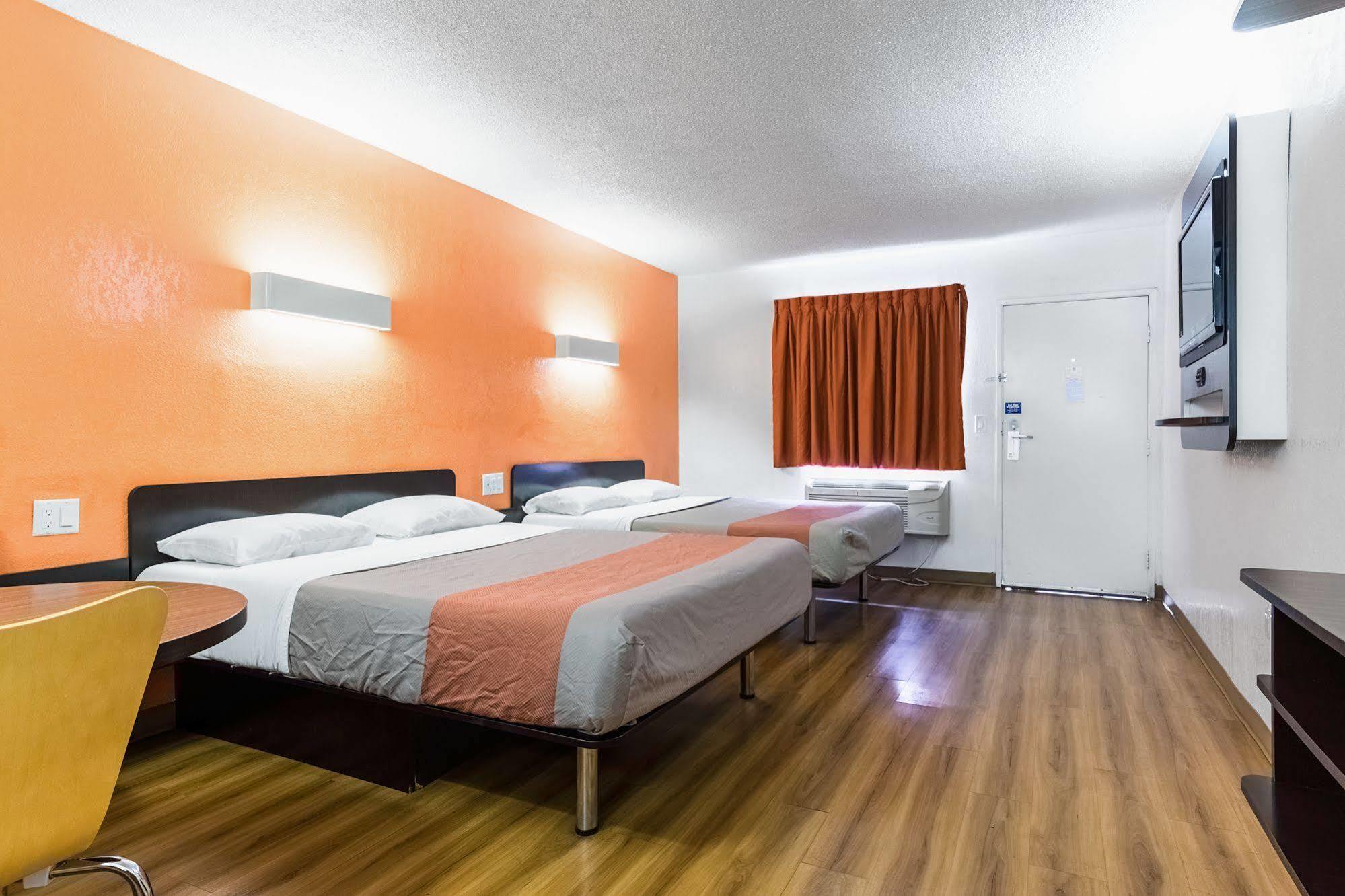 Hotel 6-anaheim, Ca - Buena Park 2*