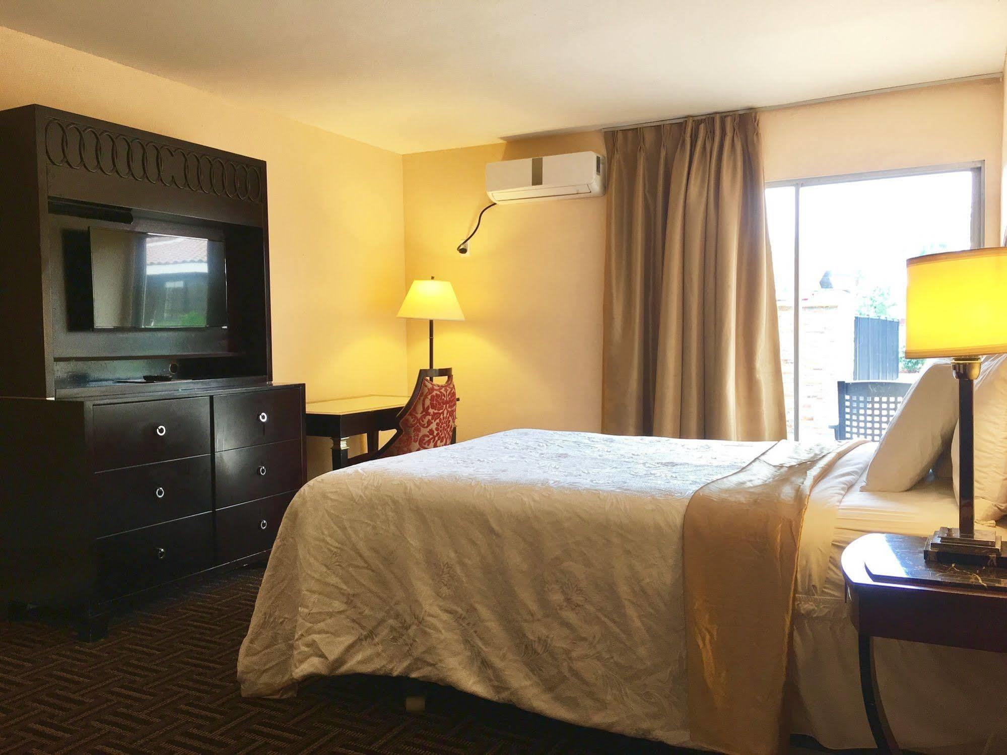 The Lemon Tree Hotel 3*
