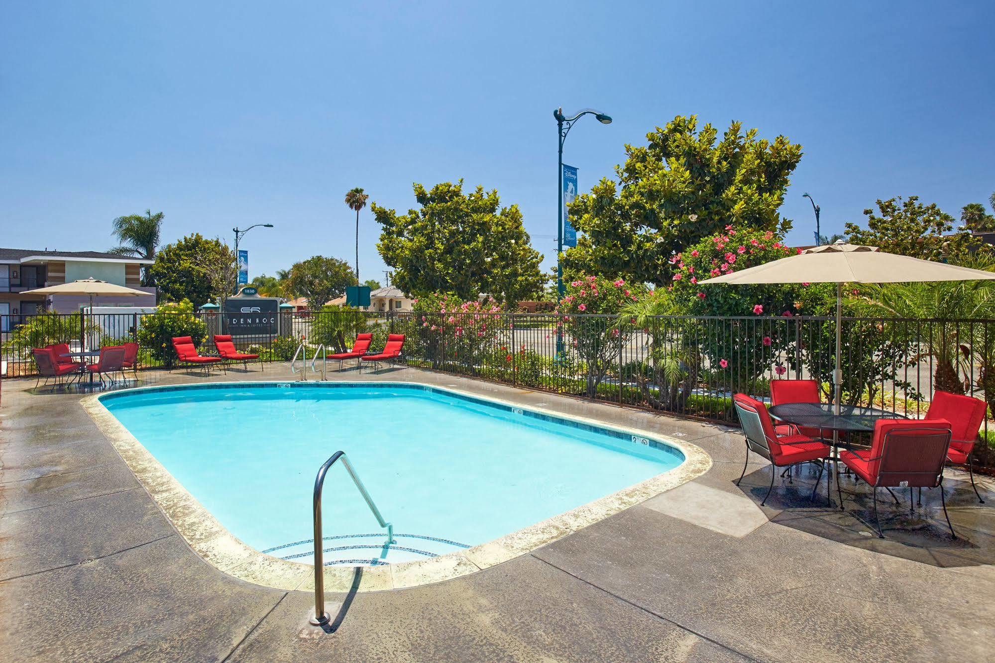 Eden Roc & Near The Maingate Motel 2*