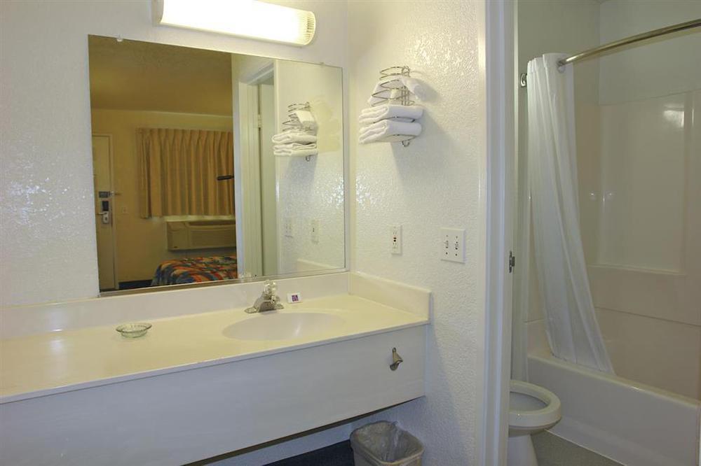 Hotel 6-anaheim, Ca - Fullerton East