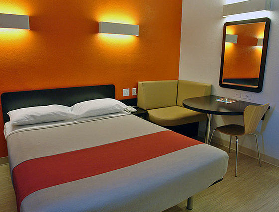 Hotel 6-anaheim, Ca - Maingate