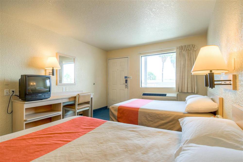 Hotel 6-anaheim, Ca - Fullerton East Anaheim