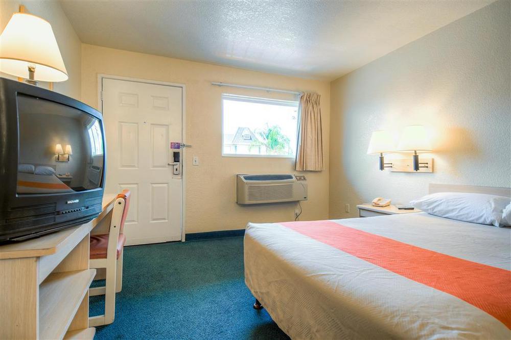 Hotel 6-anaheim, Ca - Fullerton East